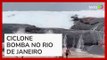 Ciclone bomba: Onda gigante invade praia e assusta banhistas em Niterói (RJ)