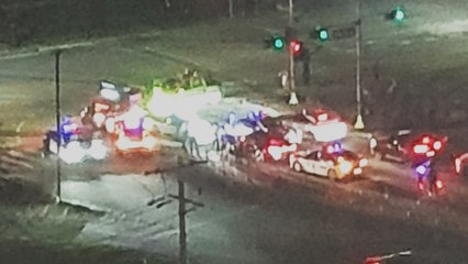 만취한 40대, 경찰과 대치하다 경찰차 들이받고 체포 / YTN