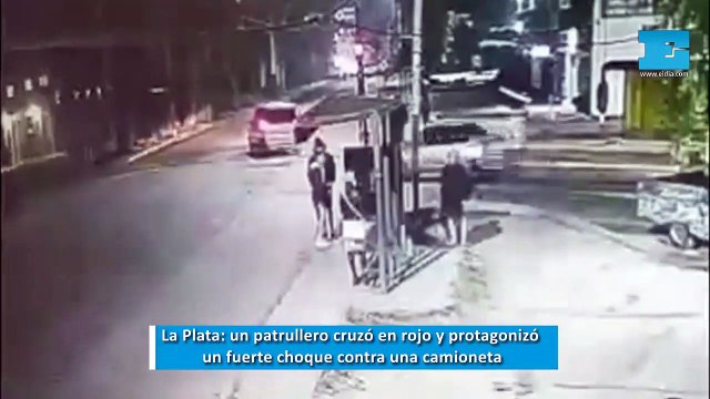 La Plata: un patrullero cruzó en rojo y protagonizó un fuerte choque contra una camioneta