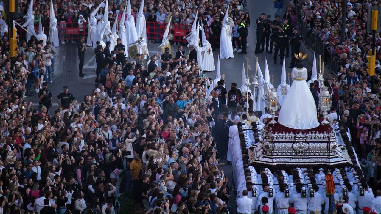 Vídeo | 'Every breath you take': Málaga se rinde ante el paso de Jesús Cautivo