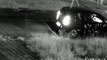 Imagens de câmera de segurança registram momento em que bandidos abandonam veículo no Cataratas