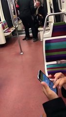 Il monte dans le métro avec une chèvre volée dans le Jardin des Tuileries