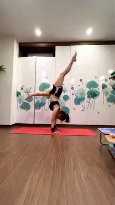 HANDSTANDING - LidiYoga