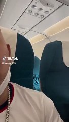 Người mẹ khóc ngất trên chuyến bay đi gặp con lần cuối