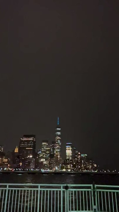 Thunderbolt striking NYC’s World Trade Center caught on camera