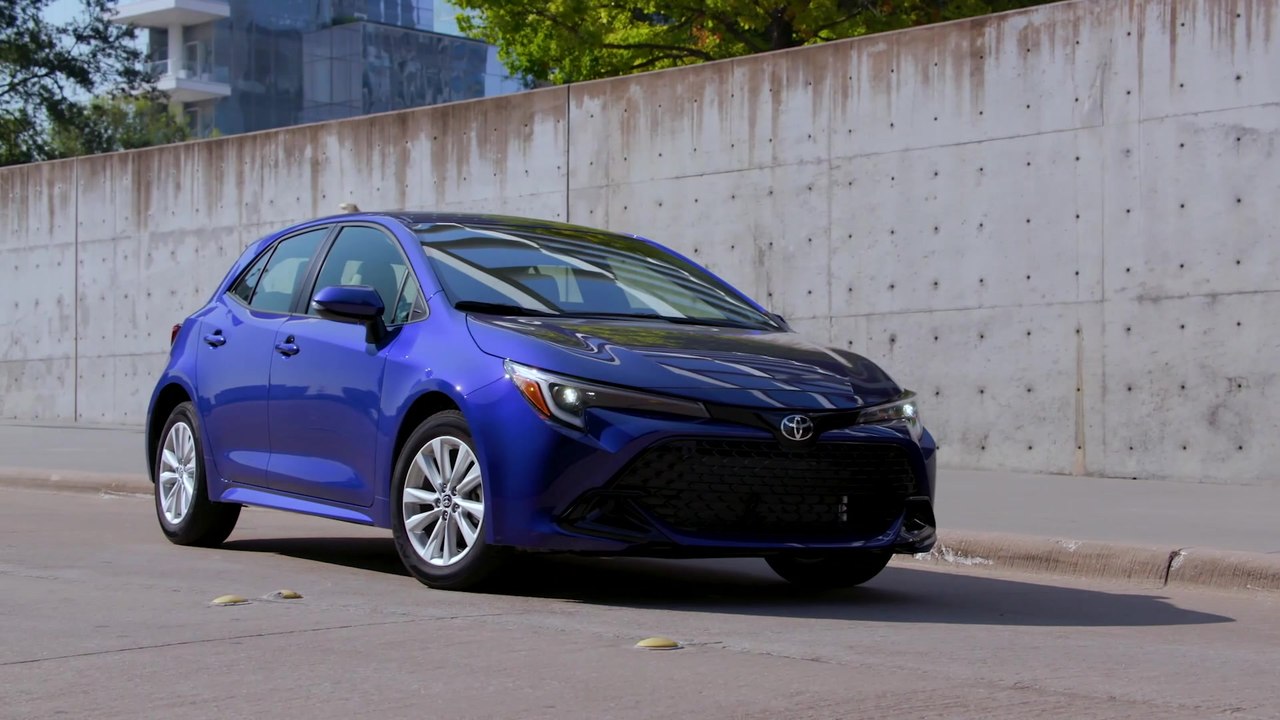 2023 Toyota Corolla SE Hatchback Interior Design in Blue Crush Metallic