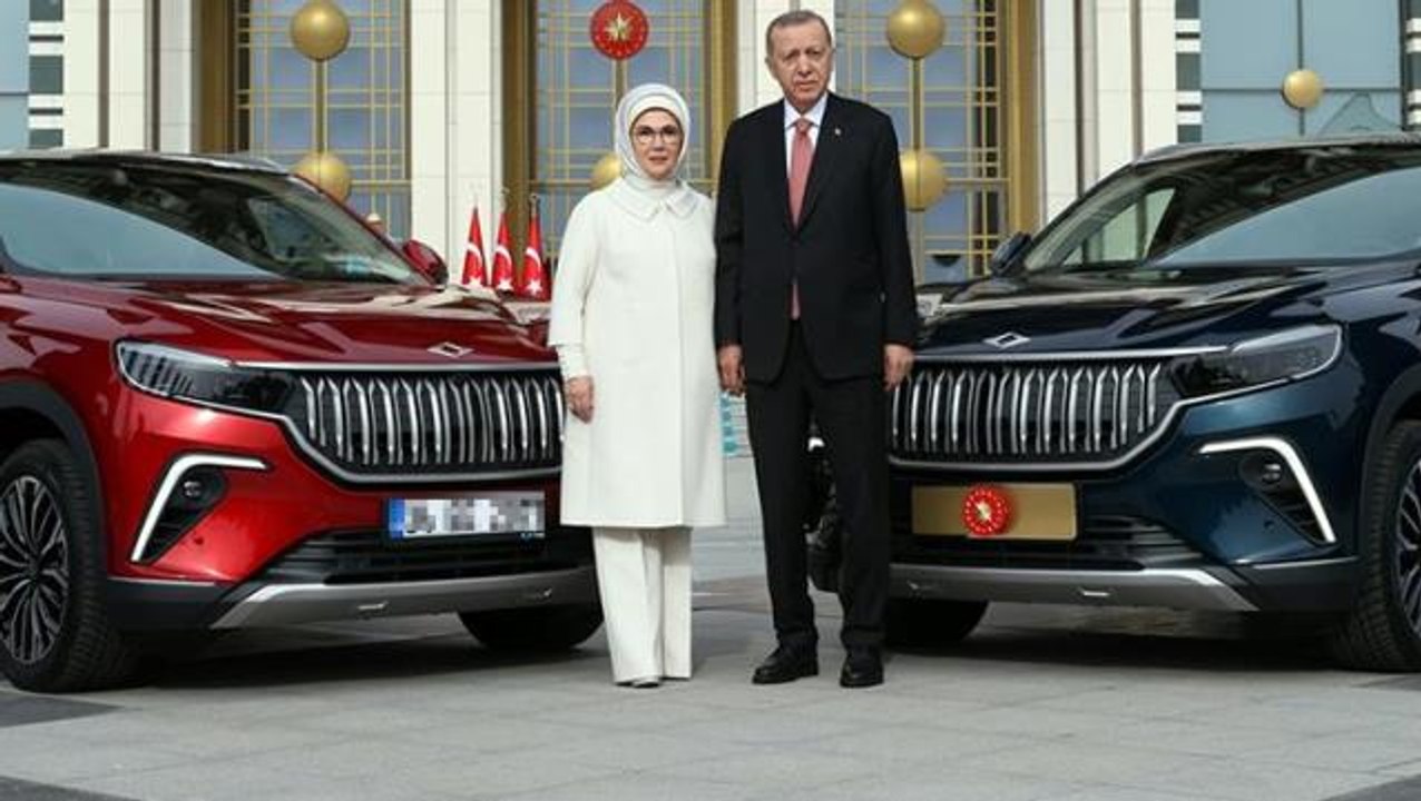 Cumhurbaşkanı Erdoğan ve eşi Emine Erdoğan'a teslim edilen Togg'un plakası dikkat çekti! Herkes aynı yorumu yapıyor
