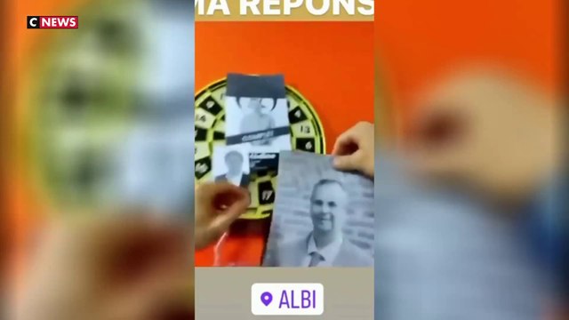 Le rappeur Médine vise le portrait de deux élus avec des fléchettes