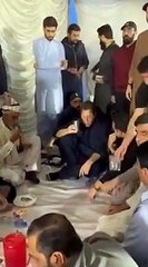 عمران خان زمان پارک میں کارکنوں کے ساتھ زمین پر بیٹھ کر روزہ افطارکرتے ہوئے، ماشاٗاللہ
