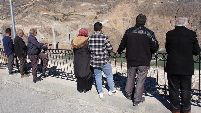 Suya gömülen Yusufeli’ne son bakış: Hatıralarımızı hüzünle seyrediyorum