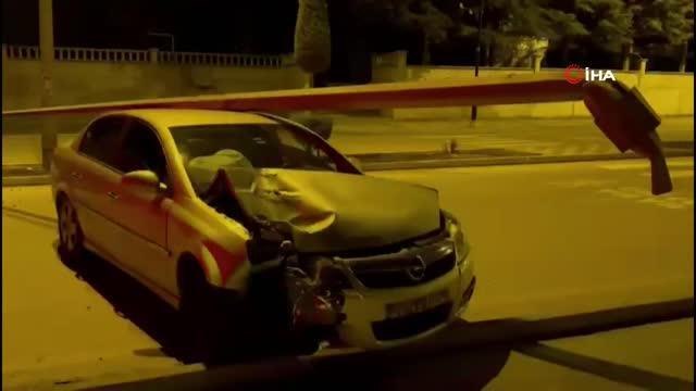 Çarptığı aydınlatma direği otomobilin üzerine devrildi