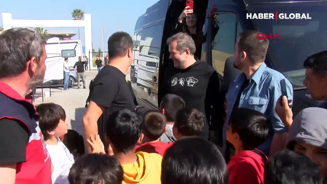 Acun Ilıcalı ve sevgilisi Çağla Ayça Altunkaya depremzede çocuklarla çizgi film izledi