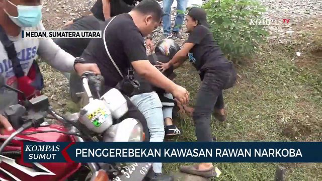 Personel Polrestabes Medan Gerebek Kawasan Rawan Narkoba di Pinggiran Rel Tembung