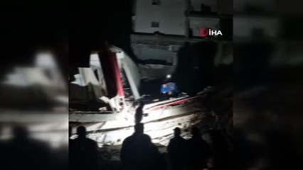 Ağır hasarlı 4 katlı bina çöktü