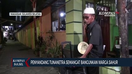 Penyandang Tunanetra Semangat Bangunkan Warga Sahur