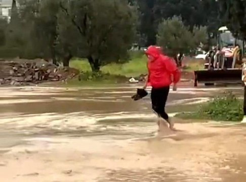 İzmir'de sağanak yağış caddeleri göle çevirdi