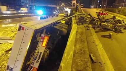 İSTANBUL-MALTEPE'DE MERMER YÜKLÜ TIR D-100 KARAYOLU'NA UÇTU: 1 YARALI