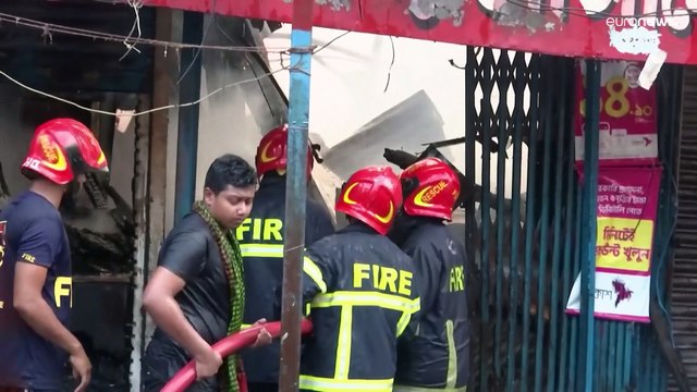 حريق هائل يلتهم سوقا شعبيا للملابس في بنغلاديش