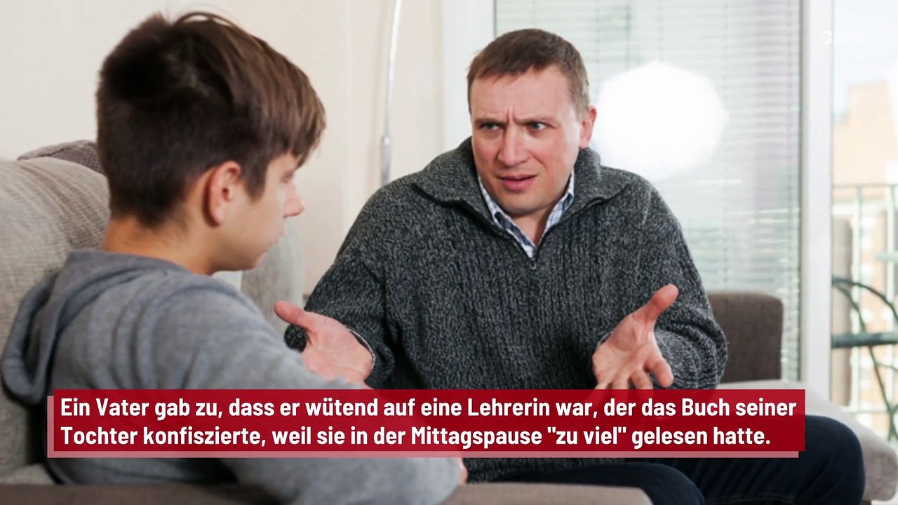 Lehrerin nimmt Schülerin Buch weg