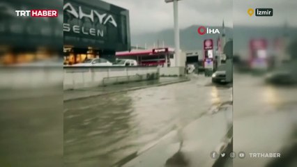 İzmir'de sağanak caddeleri göle çevirdi