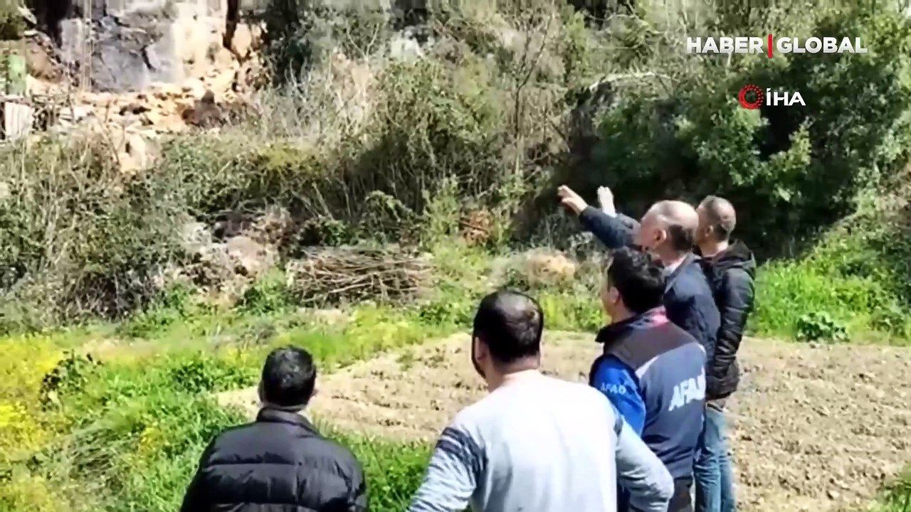 Ürküten görüntü: Devasa kaya deprem de yarıldı, artçılarda iyice açıldı tehlike arttı