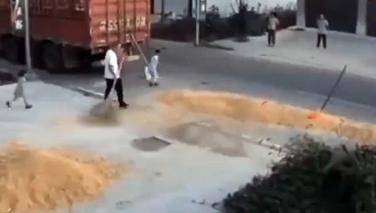 نجاة طفل بأعجوبة بعد مرور الية بناء فوقه