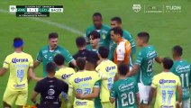 Mexique : Un arbitre met un coup de genou à un joueur en plein match