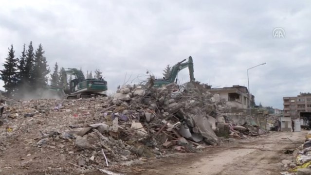 Günlerdir nöbet tuttuğu enkazda annesiyle son görüntülerinin yer aldığı telefonunu buldu