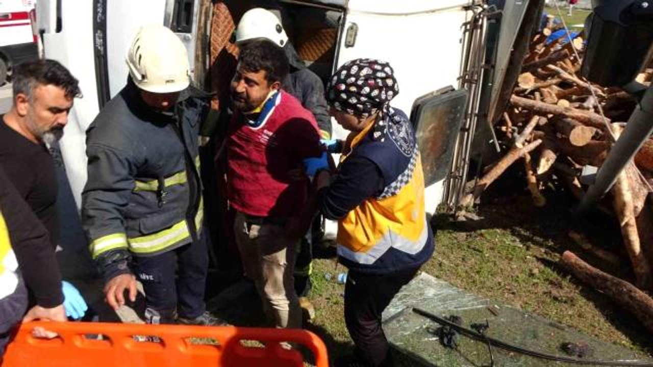 Antalya'da freni patlayan tomruk yüklü kamyon böyle devrildi