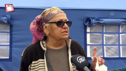 İskenderun'da felçli kocasına çadır kentte fedakarca bakıyor