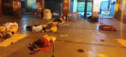 कचरे व गंदगी से पटा बस स्टैंड का यात्री प्रतीक्षालय