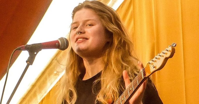 Olympia : la chanteuse Girl in Red veut apprendre le français, le public scande « Macron démission »