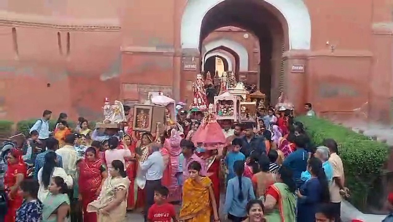 चली ईसर के देश, गवरजा यूं सज-धज के...