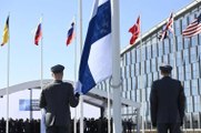 Finlandiya bayrağı, NATO Karargahı'nda göndere çekildi