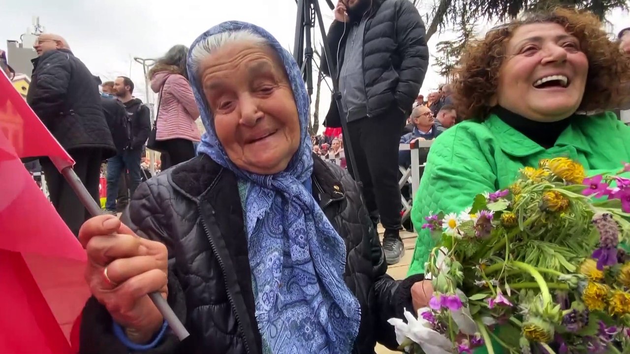Trabzon mitinginde Kılıçdaroğlu'na çiçek veren Nermin Eyüpoğlu: 89 yaşındayım ama gönlüm dağlarda geziyor