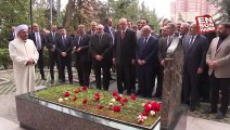 Cumhurbaşkanı Erdoğan, Alparslan Türkeş'in kabrini ziyaret etti