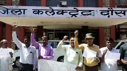 पूर्व सैनिक पहुंचे कलक्ट्रेट, वन रैंक वन पेंशन योजना का किया विरोध