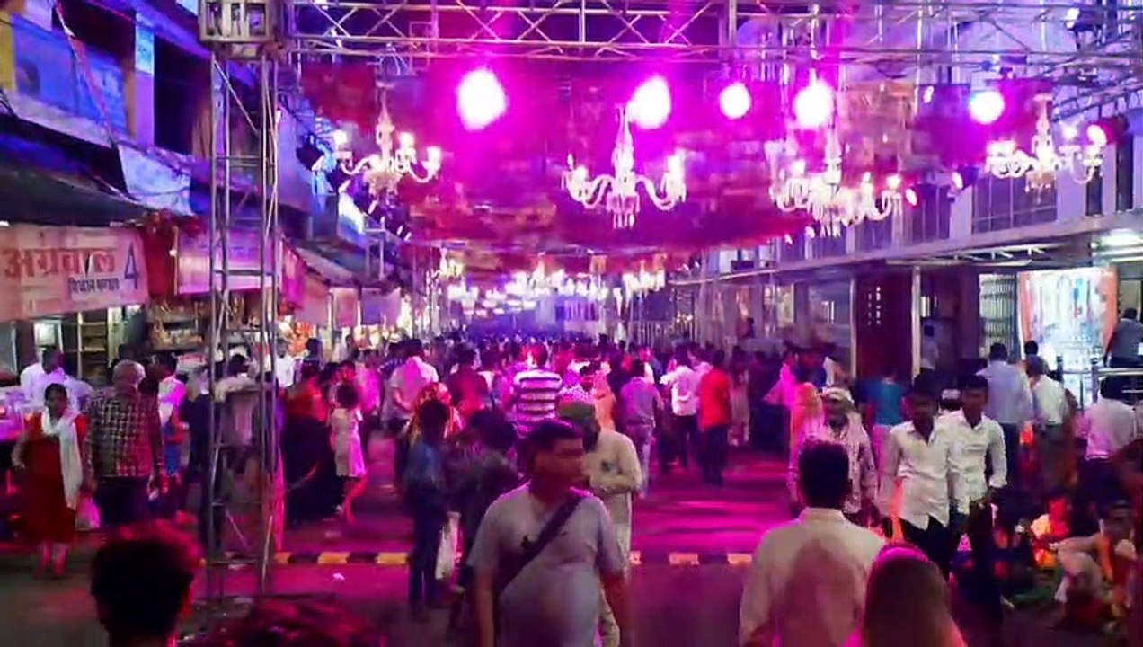 मेहंदीपुर बालाजी में सजावट देखने उमड़े श्रद्धालु