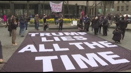 Caso Trump, fuori dal tribunale manifestanti pro e contro