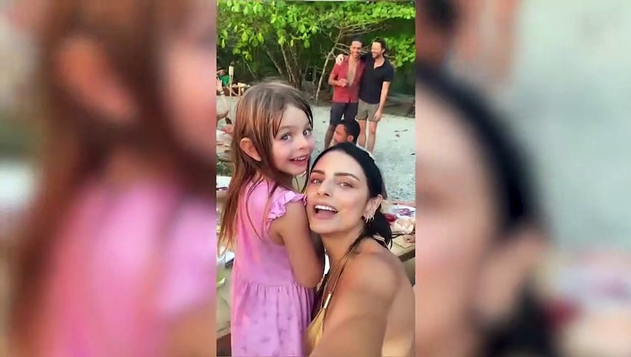 ext-aislinn-derbez-040423