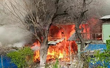 EVDE ÇIKAN YANGIN, BİTİŞİKTEKİ 2 EVE DAHA SIÇRADI