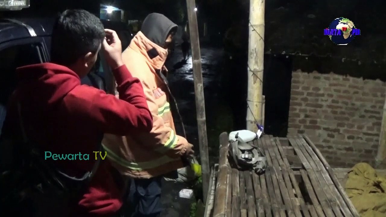 Petugas Damkar Evakuasi Sarang Tawon Di Rumah Warga