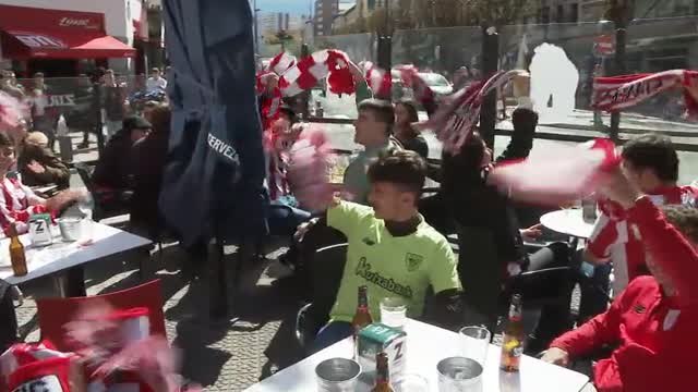Los aficionados 'calientan motores' en Bilbao en los prolegómenos del Athletic- Osasuna