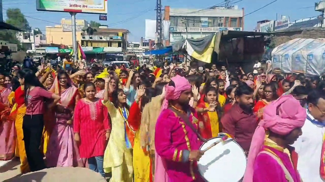 गूंजे महावीर के जयकारे, निकाली शोभायात्रा