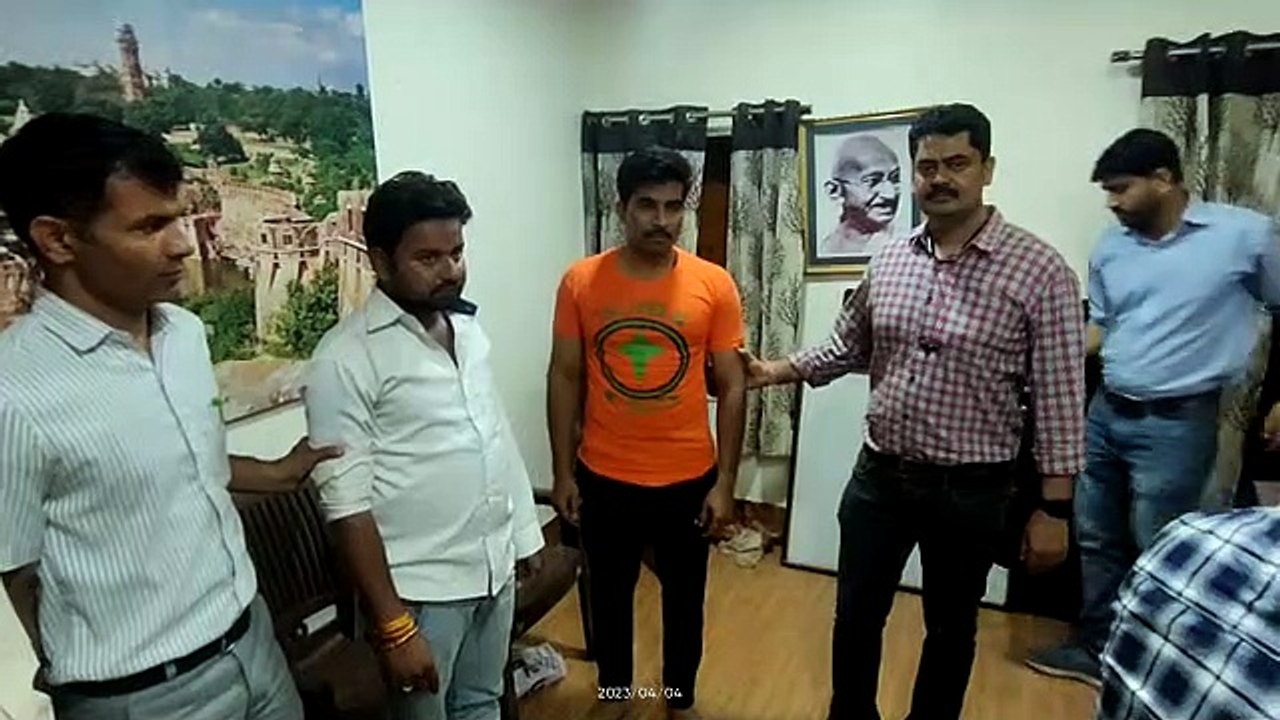 प्रशिक्षु उप निरीक्षक व उसका पटवारी साथी तीन हज...