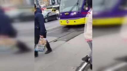 AKSARAY'DA İETT OTOBÜSÜ TRAMVAYA ÇARPTI