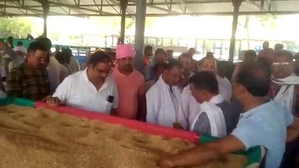 इटारसी मंडी में किसानों और व्यापारियों के बीच खरीदी को लेकर टकराव