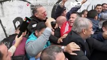 شاهد: مسؤول سياسي أرجنتيني يصاب بجروح بليغة بعد هجوم محتجين عليه بعنف