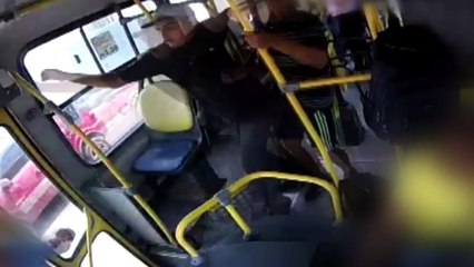 Câmera flagra ambulante dando 'voadora' em cobrador durante confusão