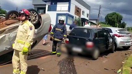 Sonic capota após acidente de trânsito no Santa Felicidade